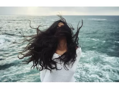 Comment gérer les cheveux emmêlés et indisciplinés