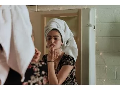 Nous révélons les secrets pour adoucir la peau des mains, des pieds et du visage