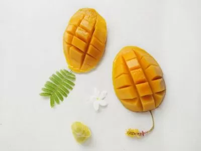 Comment l'huile de mangue est-elle utilisée en cosmétologie pour la peau du visage, du corps et des cheveux