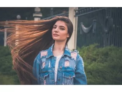 Huile de camphre pour cheveux en cosmétologie