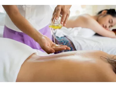 Massage aux huiles aromatiques naturelles