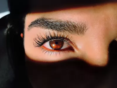 Effet huile pour une beauté envoûtante des cils et des sourcils