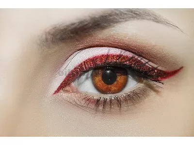 Les cils poussent devant vos yeux - utilisez des huiles pour cils